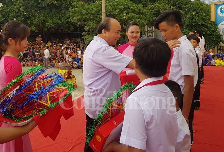 thu tuong nguyen xuan phuc vui tet trung thu voi tre em quang nam