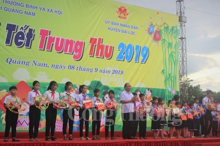 thu tuong nguyen xuan phuc vui tet trung thu voi tre em quang nam