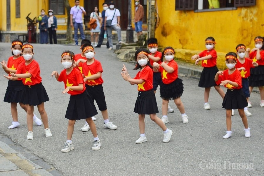 Du khách quốc tế thích thú tham quan phố cổ Hội An