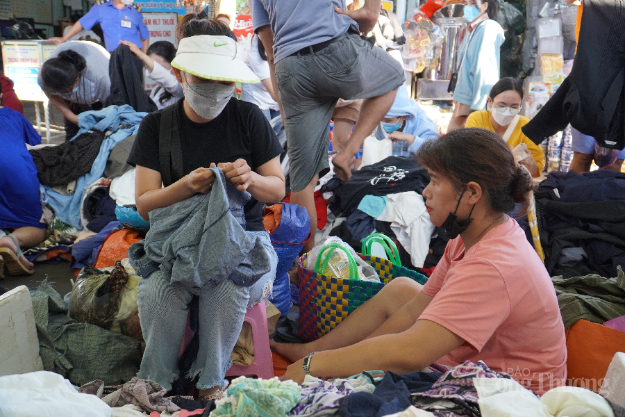 Đà Nẵng: Ngàn người chen nhau lựa “đồ bành chợ Cồn