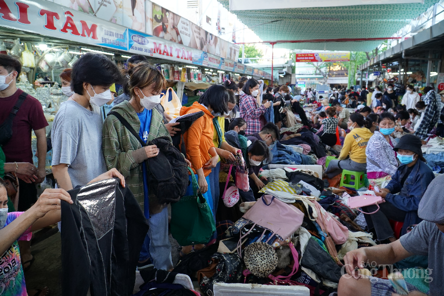 Đà Nẵng: Ngàn người chen nhau lựa “đồ bành chợ Cồn