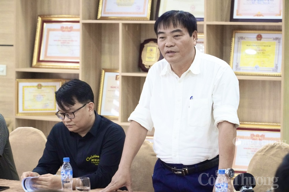 Ông Nguyễn Trọng Thao – Phó Giám đốc Sở Văn hóa và Thể thao thành phố Đà Nẵng (bên phải) và ông Trần Quốc Bảo, Chủ tịch Liên đoàn Cầu lông thành phố Đà Nẵng (bên trái).