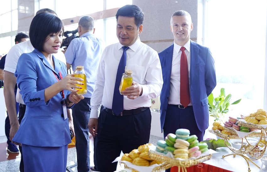 Chùm ảnh: Bộ trưởng Nguyễn Hồng Diên thăm quan gian hàng xúc tiến nông sản tại Hưng Yên