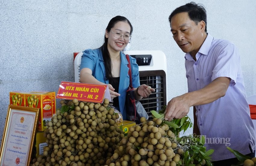 Chùm ảnh:Bộ trưởng Nguyễn Hồng Diên thăm quan gian hàng xúc tiến nông sản tại Hưng Yên