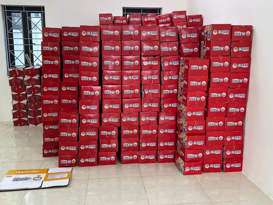 Quản lý thị trường Hà Nội: Tạm giữ hàng nghìn thùng bánh bông lan nghi nhập lậu