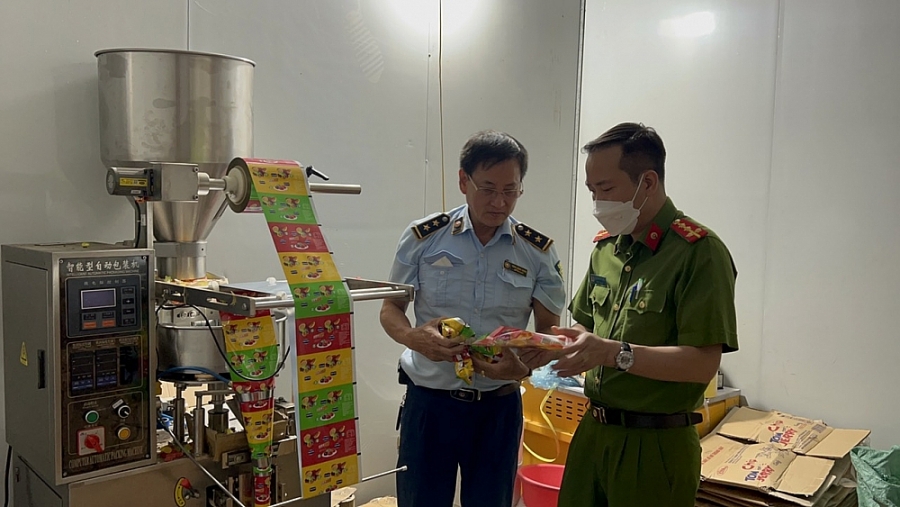 Hà Nội: Thu giữ hàng tấn bánh kẹo Trung Quốc giả mạo xuất xứ Nhật Bản