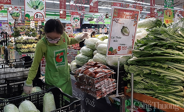 Nhân viên bán hàng bày thêm hàng lên kệ, phục vụ người tiêu dùng