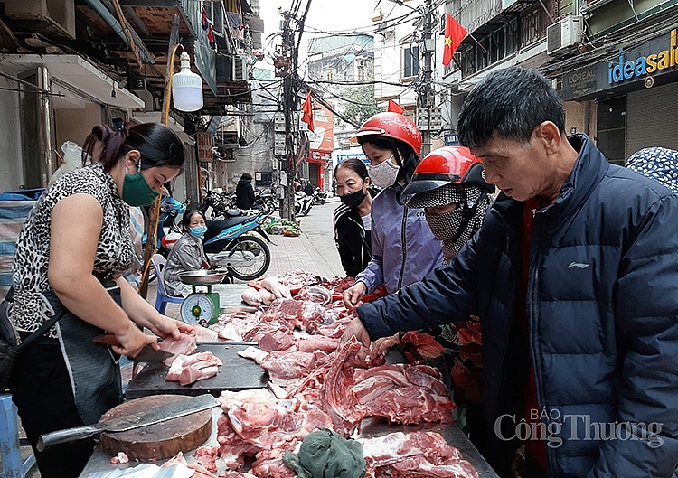Tại chợ Gốc Đề ngày thường phải có đến hàng chục phản thịt lợn, tuy nhiên, trong ngày hôm nay (mùng 3 Tết Tân Sửu) chỉ có 2 phản thịt được tiểu thương bày bán. Giá thịt lợn hôm nay khoảng 180.000 - 200.000 đồng/kg tùy loại.