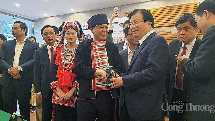Phó Thủ tướng Chính phủ Trịnh Đình Dũng và các đại biểu tham quan gian hàng bên lề Hội nghị tổng kết Phó Thủ tướng Chính phủ Trịnh Đình Dũng và các đại biểu tham quan gian hàng bên lề Hội nghị tổng kết