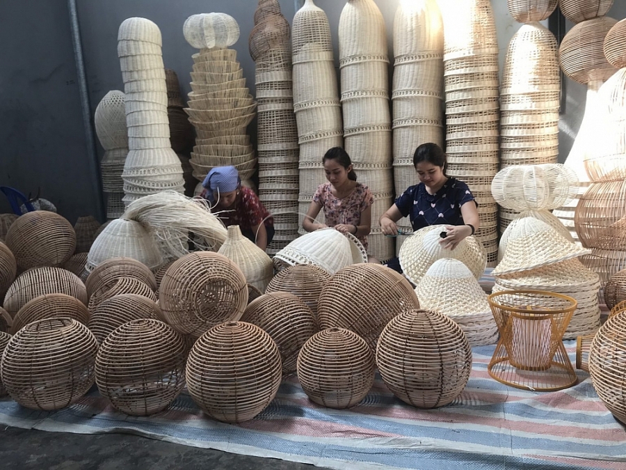 Xưởng mây tre đang hoạt động các chao đèn đan bằng tay. Xưởng mây tre đang hoạt động các chao đèn đan bằng tay.