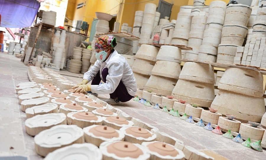 sản xuất tại Làng nghề gốm Bát Tràng
