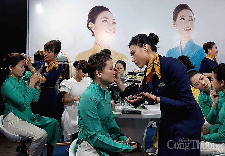 Để hoạt động Lễ hội có nhiều màu sắc, thu hút đông đảo lượng khách đến, Vietnam Airlines còn có các hoạt động trải nghiệm làm tiếp viên hàng không; trải nghiệm từ khâu bảo quản đến khâu phục vụ đồ ăn, đồ uống trên máy bay;…