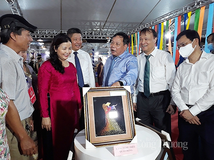 Các đại biểu đi tham quan gian hàng của các nghệ nhân làng nghề Hà Nội