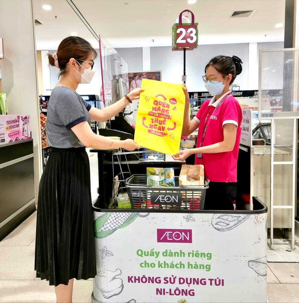 Cho mượn túi môi trường, khuyến khích khách hàng tiêu dùng bền vững