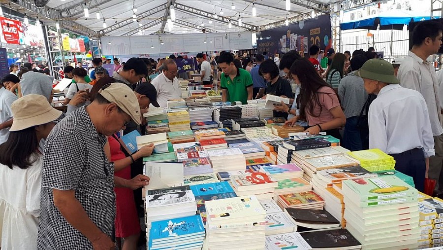 Hội Sách Hà Nội 2019 diễn ra từ ngày 2-6/10 tại Hoàng Thành Thăng Long thu hút đông đảo độc giả đến chọn sách
