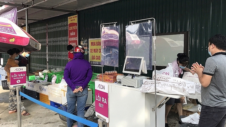 Người dân mua thực phẩm tại điểm bán hàng lưu động của AEON Việt Nam tại quận Long Biên