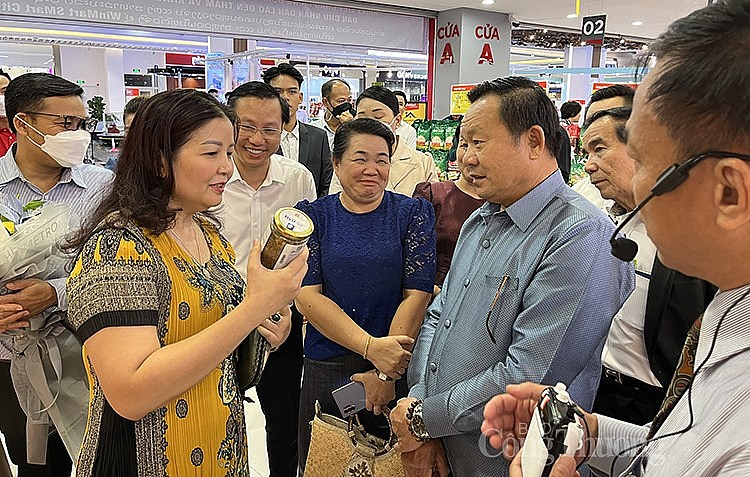 Bà Trần Thị Phương Lan - quyền Giám đốc Sở Công Thương Hà Nội chia sẻ thông tin với Đoàn đại biểu