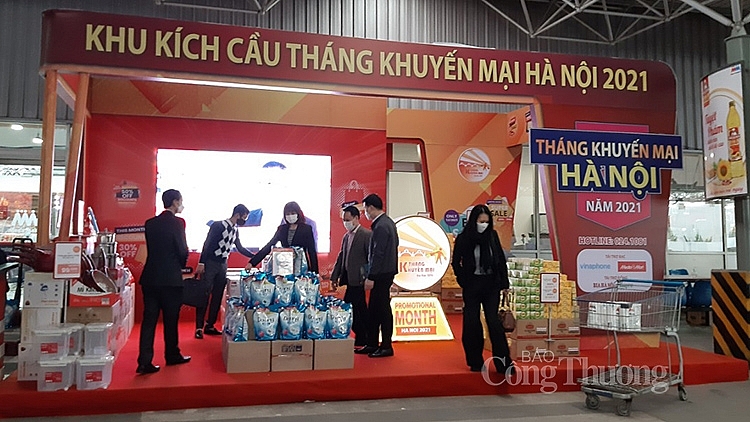 Còn tại siêu thị MM Megamarket Hoàng Mai (126 Tam Trinh, Hoàng Mai, Hà Nội), đơn vị đã bố trí riêng gian hàng kích cầu Tháng Khuyến mại ngay lối vào siêu thị để thu hút người tiêu dùng.