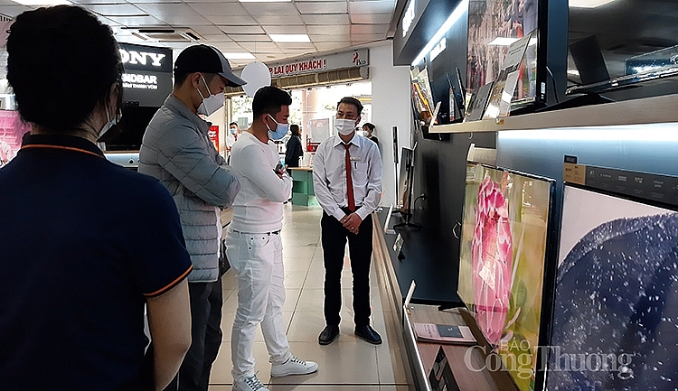 Người tiêu dùng mua sắm sản phẩm điện máy tại Siêu thị Pico (76 Nguyễn Trãi, Thanh Xuân, Hà Nội)
