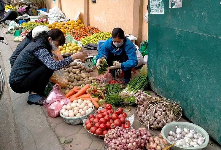 Đi chợ truyền thống ngày giáp Tết: Vượt ra khỏi ranh giới bán - mua