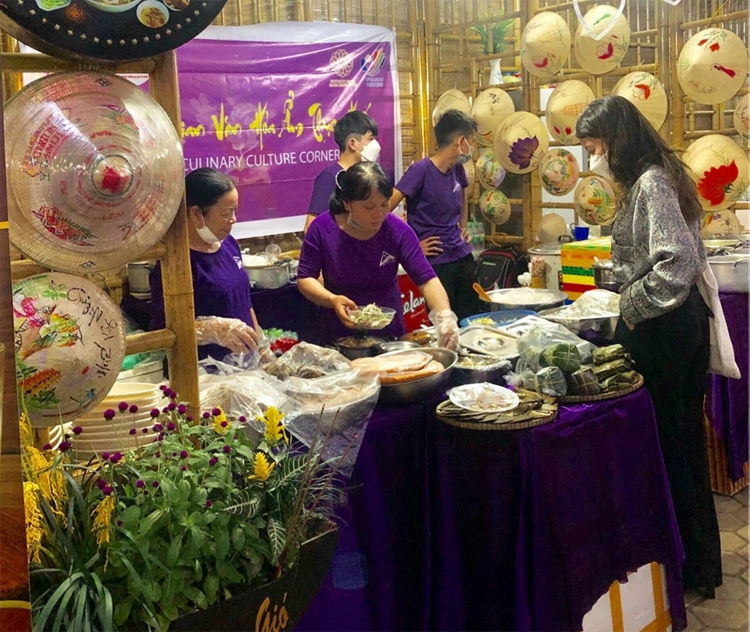Tưng bừng những ngày đầu tại Lễ hội ẩm thực và du lịch làng nghề truyền thống Hà Nội 2022