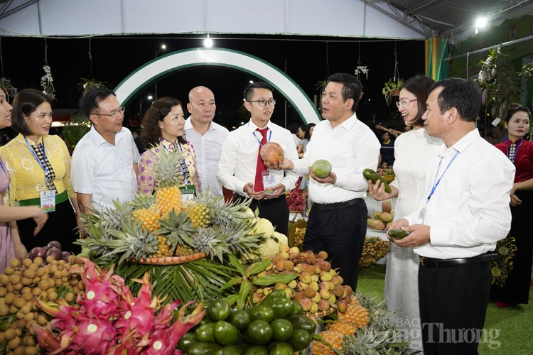 Chùm ảnh: Bộ trưởng Nguyễn Hồng Diên dự lễ khai mạc Festival trái cây và sản phẩm OCOP Việt Nam năm 2022