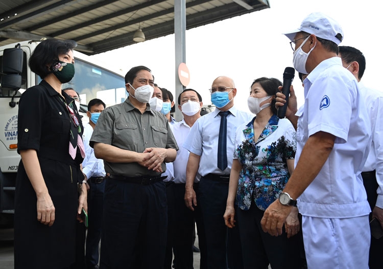Thủ tướng Chính phủ đánh giá Vinamilk là doanh nghiệp điển hình “vừa sản xuất, vừa chiến đấu” trong dịch Covid-19