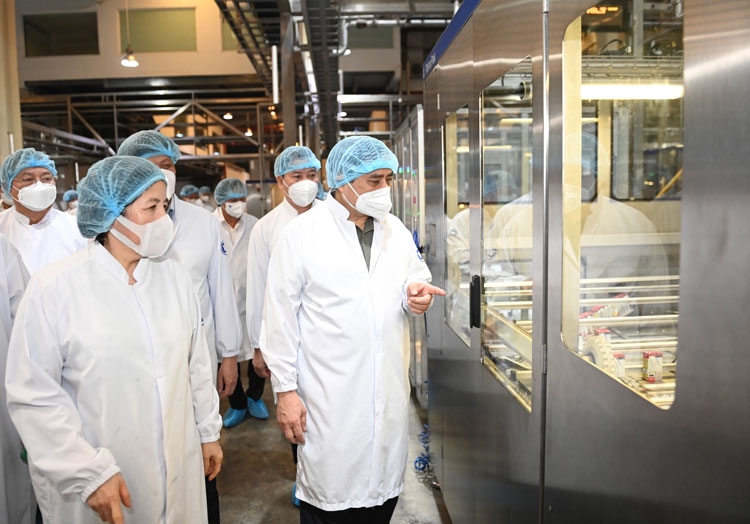Thủ tướng Chính phủ đánh giá Vinamilk là doanh nghiệp điển hình “vừa sản xuất, vừa chiến đấu” trong dịch Covid-19
