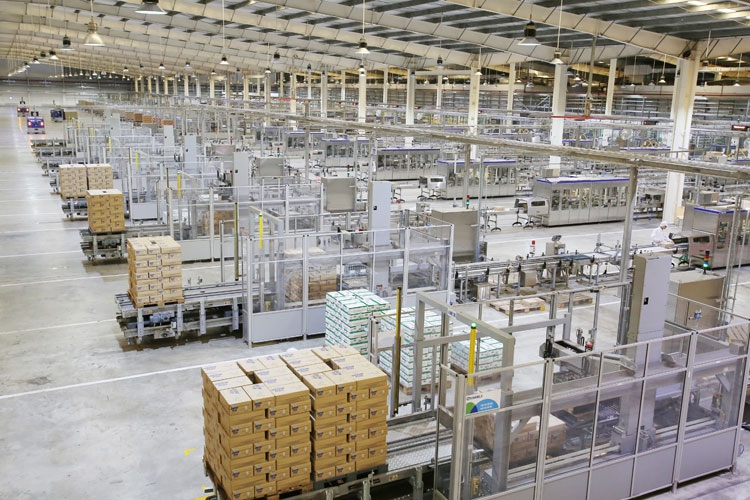 Thủ tướng Chính phủ đánh giá Vinamilk là doanh nghiệp điển hình “vừa sản xuất, vừa chiến đấu” trong dịch Covid-19
