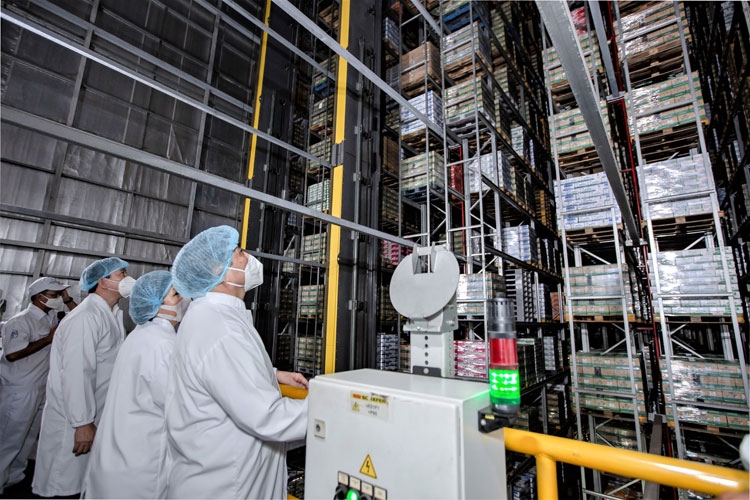 Thủ tướng Chính phủ đánh giá Vinamilk là doanh nghiệp điển hình “vừa sản xuất, vừa chiến đấu” trong dịch Covid-19