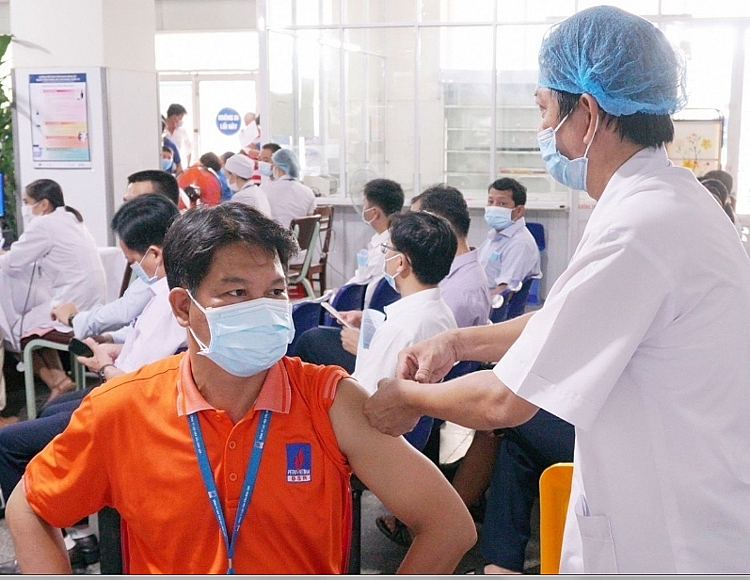 Hà Nội yêu cầu khẩn trương tiêm chủng vắc xin Covid-19