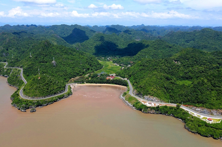 Hải Phòng hoàn thành tuyến đường 20 km xuyên đảo Cát Hải - Cát Bà