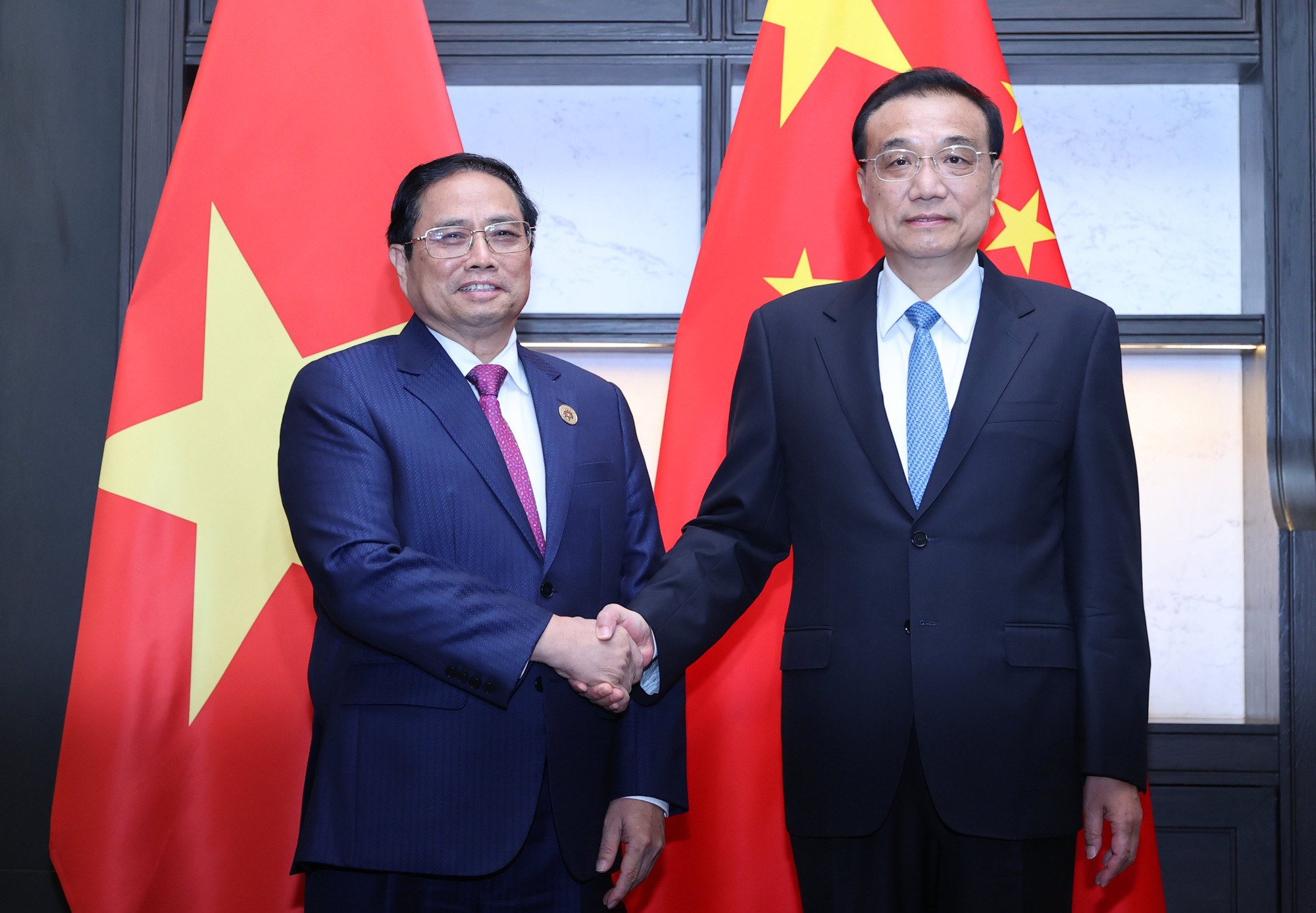 Thủ tướng Phạm Minh Chính hội kiến Thủ tướng Trung Quốc Lý Khắc Cường - Ảnh 1.