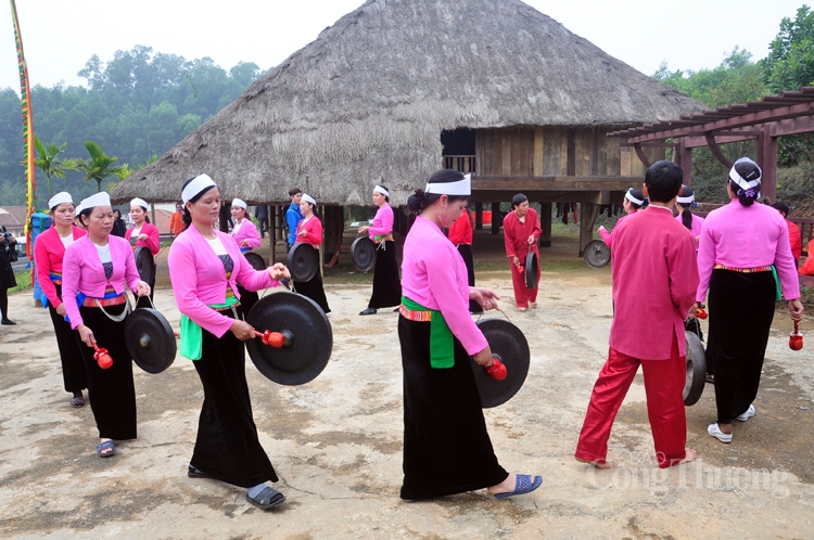 Cồng chiêng - tiếng lòng của đồng bào Mường Cồng chiêng - tiếng lòng của đồng bào Mường