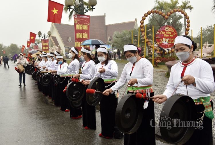 Cồng chiêng - tiếng lòng của đồng bào Mường Cồng chiêng - tiếng lòng của đồng bào Mường