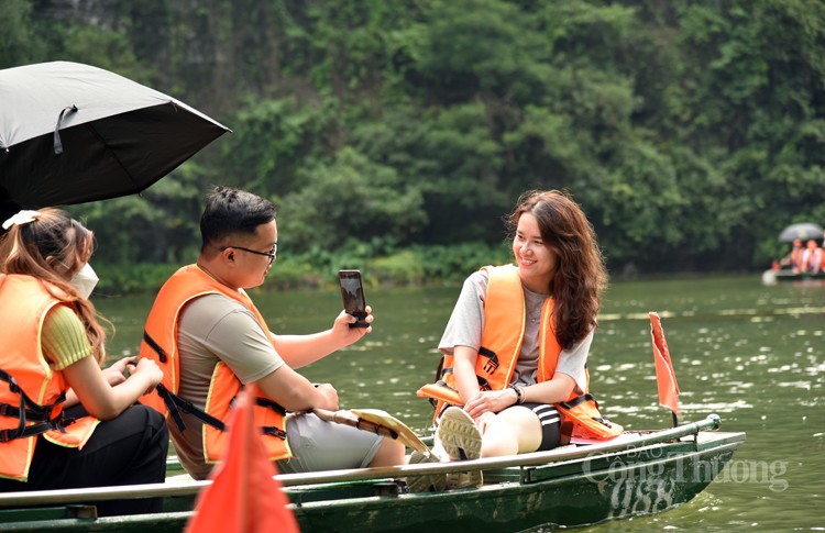 Nghề lái đò du lịch Tràng An: Hồi sinh sau đại dịch Nghề lái đò du lịch Tràng An: Hồi sinh sau đại dịch
