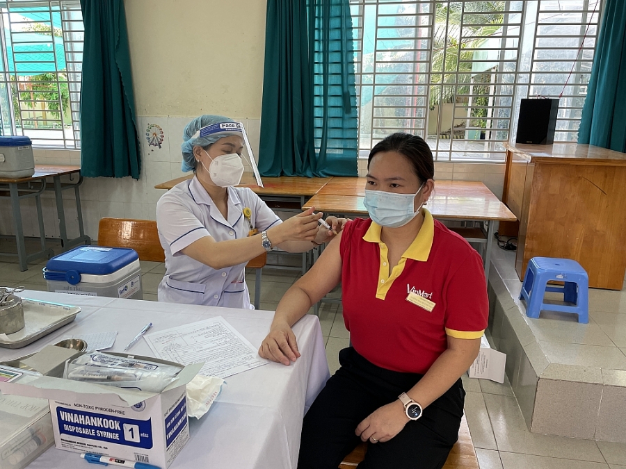 Chậm tiêm vaccine cho nhân viên bán lẻ: Nguy cơ đứt gãy chuỗi cung ứng