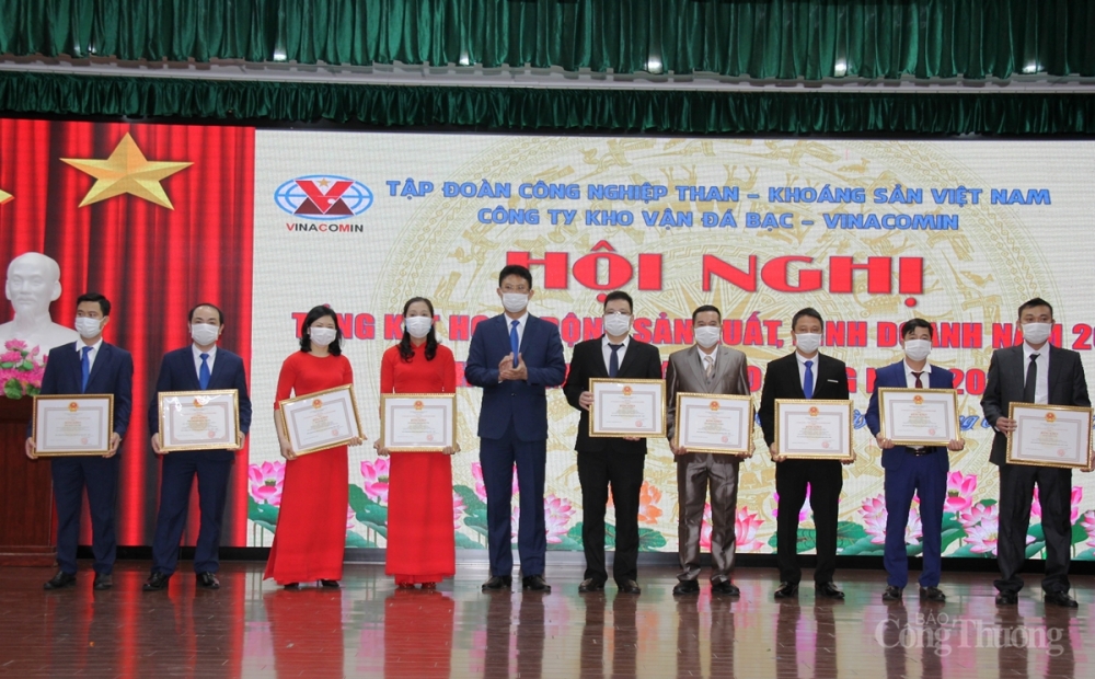 Nhiều cá nhân, tập thể được tặng bằng khen vì có thành tích xuất sắc trong năm 2021