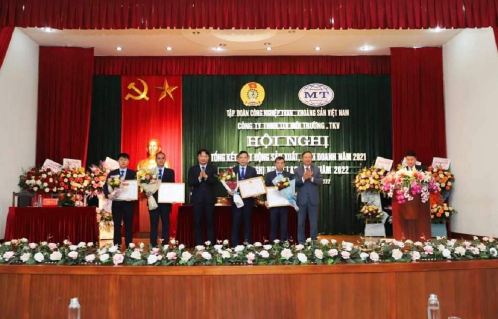 Các cá nhân, tập thể của Công ty TNHH MTV Môi trường – TKV được trao bằng khen vì đã hoàn thành xuất sắc nhiệm vụ trong năm 2021