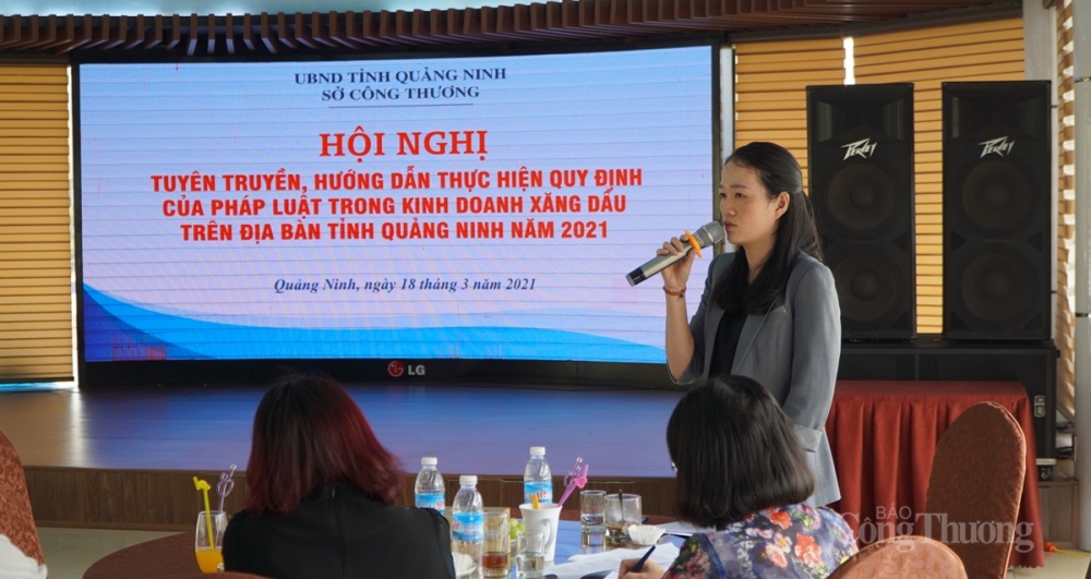 Bà Nguyễn Hoài Thương – Phó Giám đốc Sở Công Thương Quảng Ninh giải đáp những thắc mắc của các doanh nghiệp kinh doanh xăng dầu