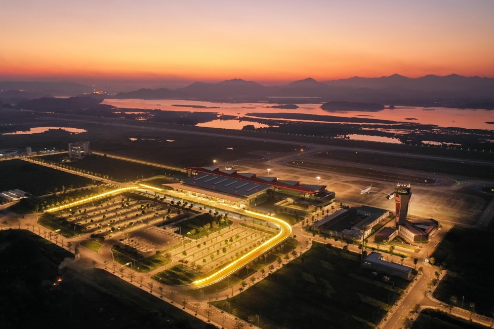 Quảng Ninh sở hữu hệ thống giao thông đồng bộ hiện đại cả về không, thủy, bộ và đặc biệt có Cảng hàng không Quốc tế Vân Đồn- Sân bay khu vực hàng đầu thế giới do World Travel Awards vinh danh