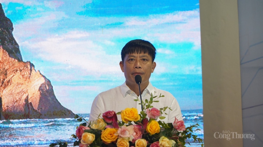 Ông Đặng Hoàng Hải, Cục trưởng Cục Thương mại điện tử và Kinh tế số tham dự và phát biểu tại Hội nghị.