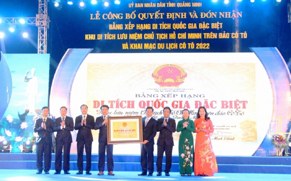 Huyện Cô Tô đón nhận Bằng xếp hạng Di tích quốc gia đặc biệt Khu lưu niệm Chủ tịch Hồ Chí Minh trên đảo Cô Tô. Ảnh: Thu Chung