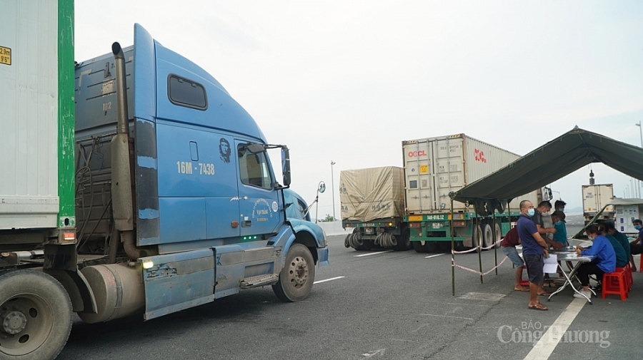 Xe tải chở hàng hóa, vật tư, nguyên vật liệu phục vụ sản xuất, xe chở nhu yếu phẩm được lưu thông bình thường qua các trạm kiểm soát phòng, chống dịch Covid-19