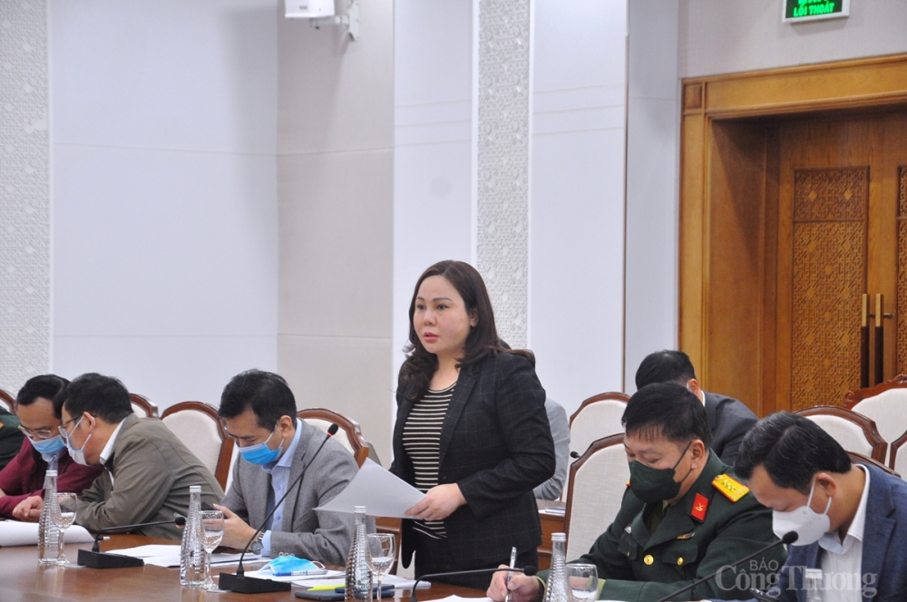 Lãnh đạo Sở Công Thương Quảng Ninh báo cáo tình hình quản lý hoạt động sản xuất kinh doanh tan của tỉnh Quảng Ninh trong năm 2021