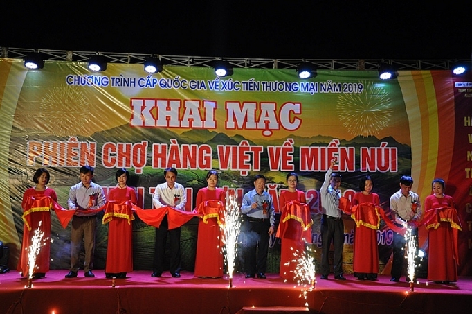 phu tho lan toa phien cho hang viet len mien nui