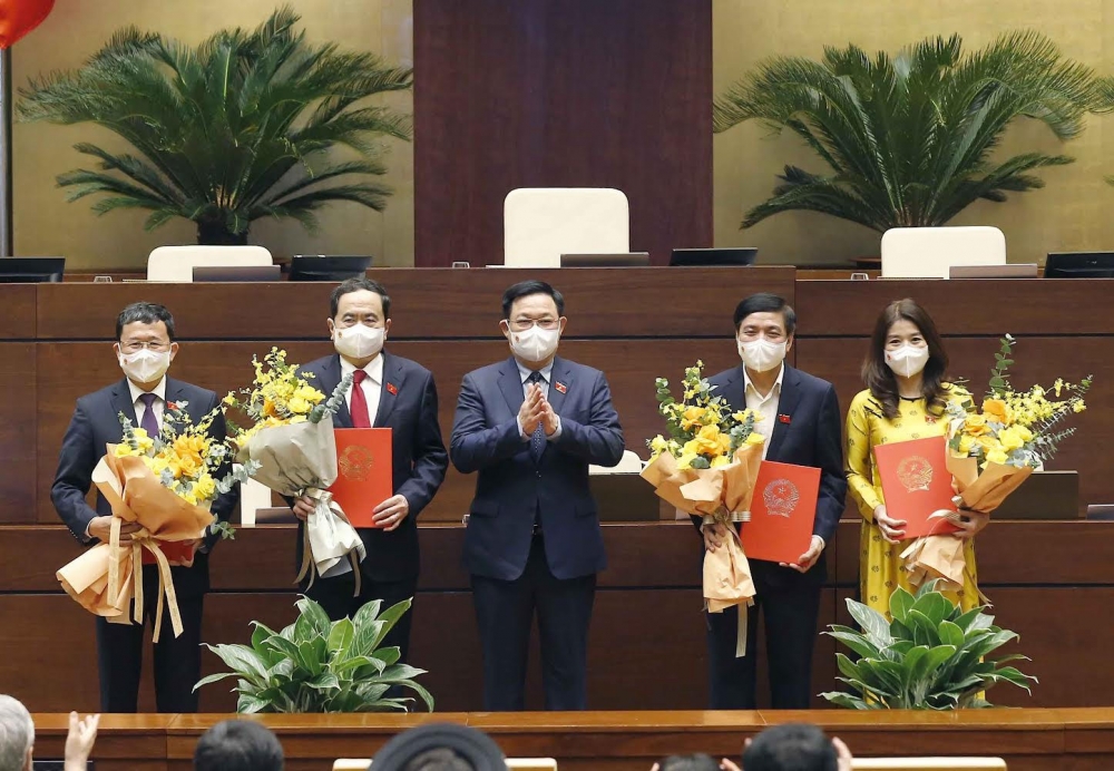 Chủ tịch Quốc hội Vương Đình Huệ trao Nghị quyết và tặng hoa chúc mừng Đoàn Chủ tịch Tổ chức Nghị sỹ hữu nghị Việt Nam, Quốc hội khóa XV