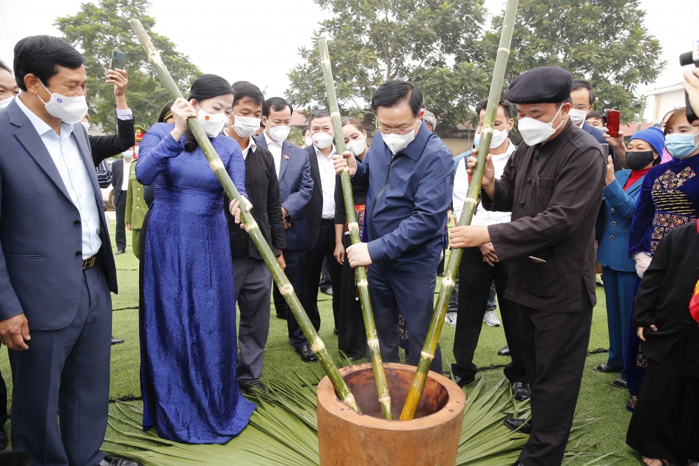 Sửa đổi lối làm việc để phục vụ, bảo vệ quyền lợi chính đáng của nhân dân