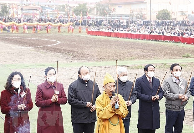 Chủ tịch nước Nguyễn Xuân Phúc dâng hương tại Lễ Tịch điền Đọi Sơn.
