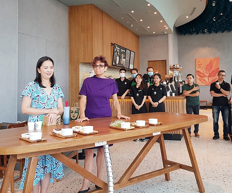 bà Patricia Marques- Tổng Giám đốc Sarbucks Việt Nam đã chia sẻ thông tin, giao lưu cùng báo chí tại cửa hàng Starbucks Nha Trang Center bà Patricia Marques- Tổng Giám đốc Sarbucks Việt Nam đã chia sẻ thông tin, giao lưu cùng báo chí tại cửa hàng Starbucks Nha Trang Center